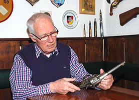 Bild: Waffensachverstäniger Horst Glaser